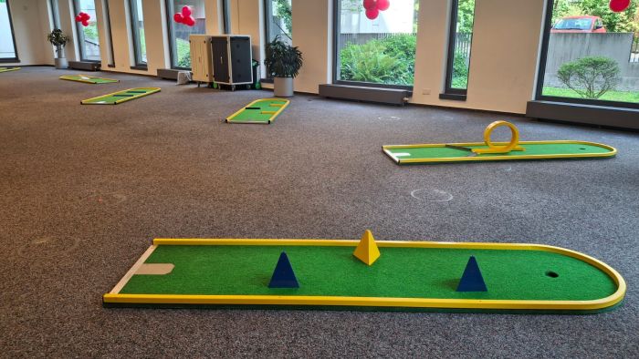 Mehrere Minigolfbahnen auf einer Büroetage