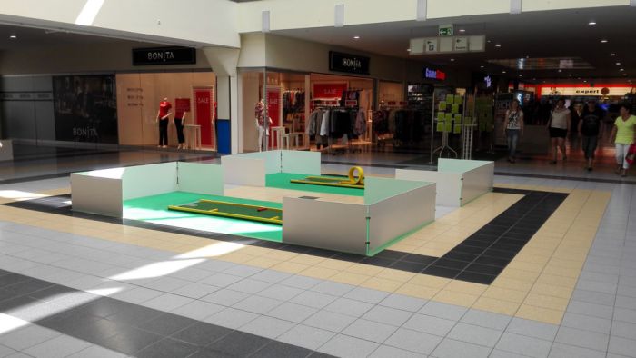 Aufgebaute Minigolfbahnen im Shoppingcenter