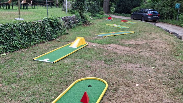 Minigolfbahnen entlang eines Wegs auf dem Rasen