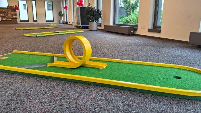 Minigolfbahn mit Looping in Büroräumen