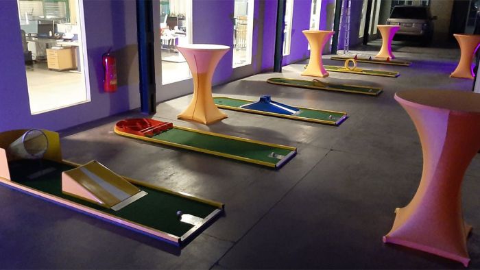 Minigolfbahnen bei einer Firmenveranstaltung mit Stehtischen