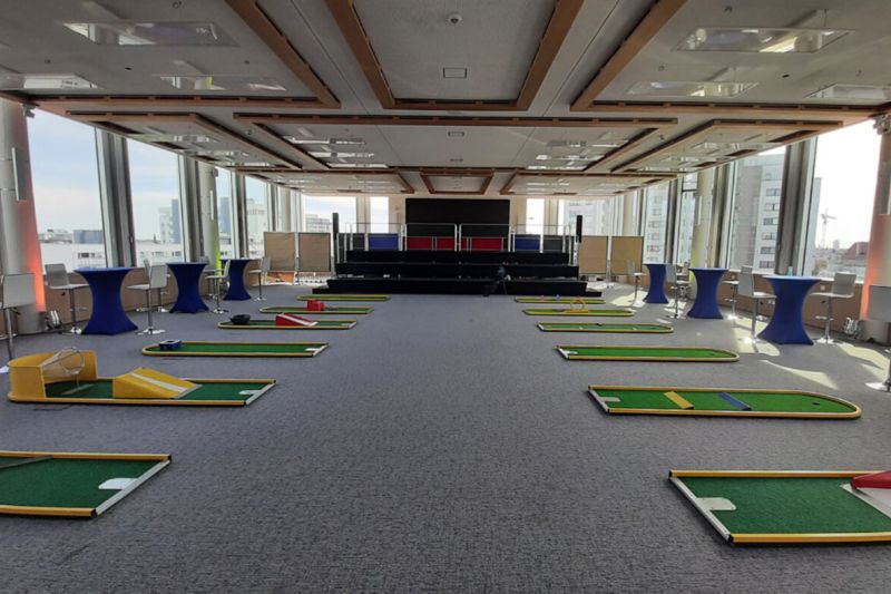 Minigolf spielen im Konferenzraum