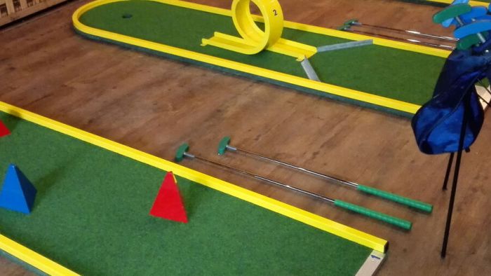 Minigolfbahnen mit Looping auf Parkettboden