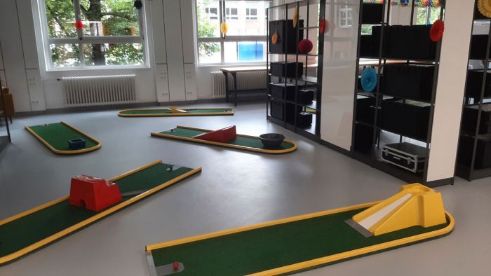 Minigolfbahnen im Unternehmen aufgebaut