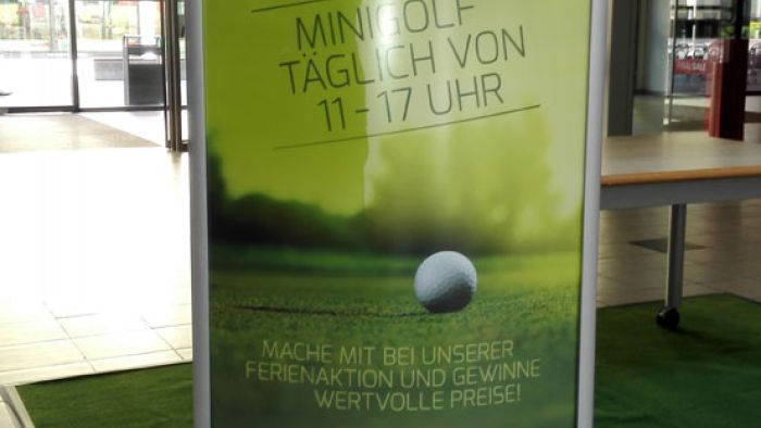 Werbeaufsteller zur Minigolf-Aktion im Einkaufszentrum