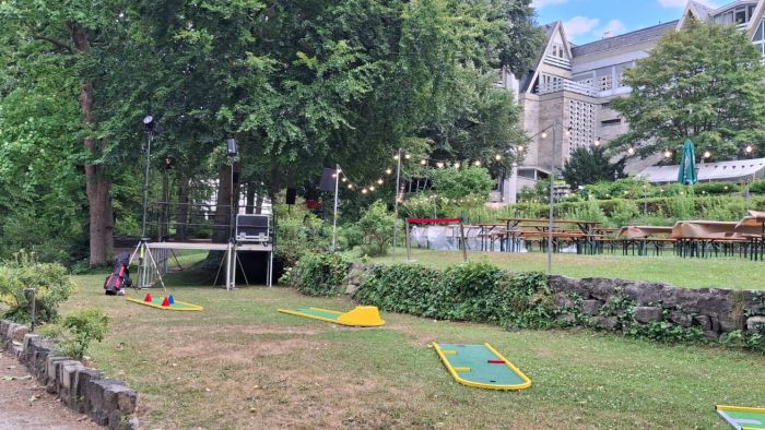 Minigolfbahnen auf einer Grünfläche bei einem Firmenfest
