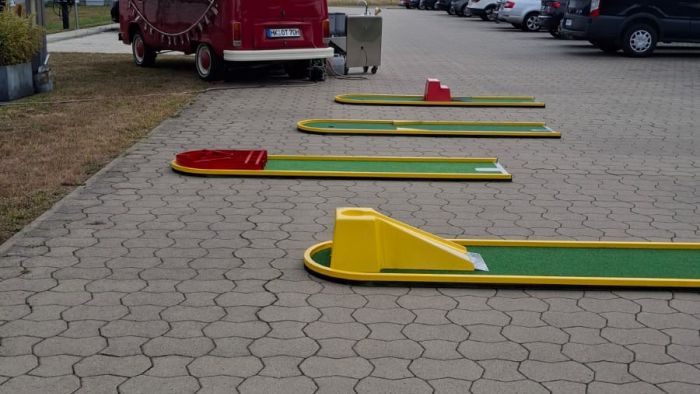 Minigolfbahnen auf dem Hof eines Betriebsgeländes