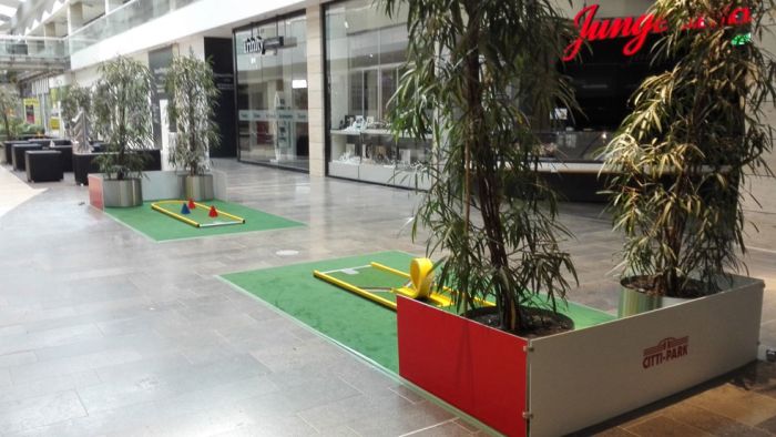 Minigolfbahnen im Shoppingcenter