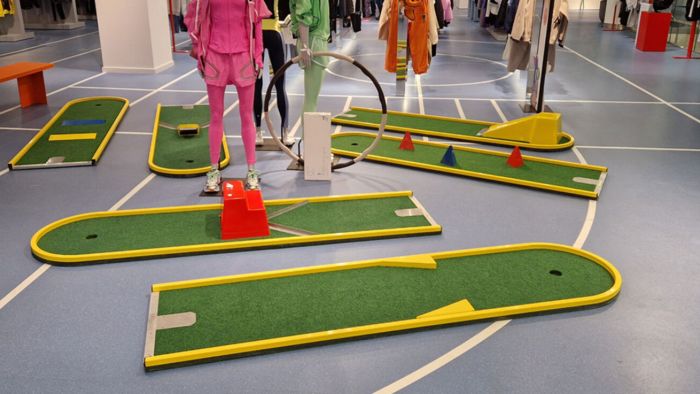 Minigolfbahnen im Kaufhaus