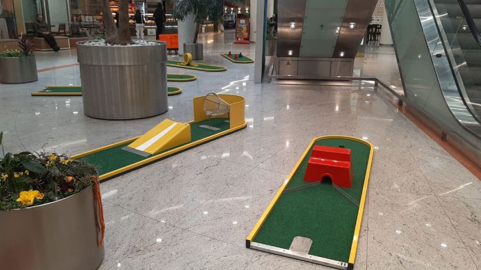 Minigolfbahn in der Ladenstraße eines Einkaufszentrums