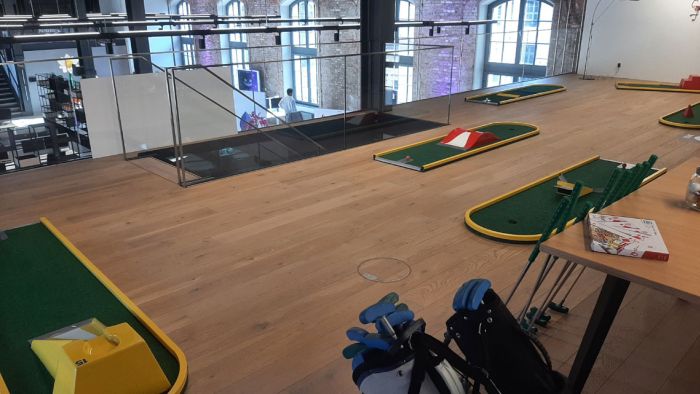 Gemietete Minigolfbahnen in Büroräumen