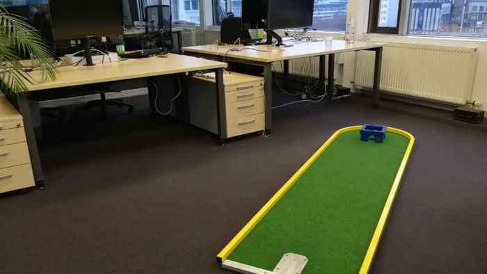 Bürominigolf zwischen den Arbeitsplätzen