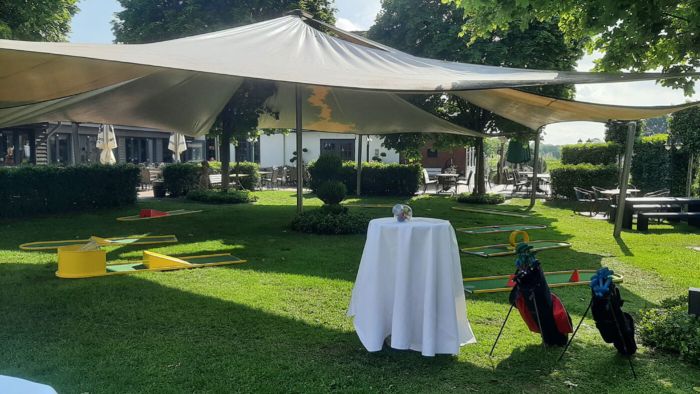 Minigolf beim Sommerfest mit Gastronomie