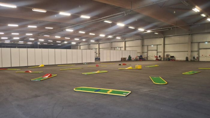 Komplette Minigolfanlage in einer großen Halle