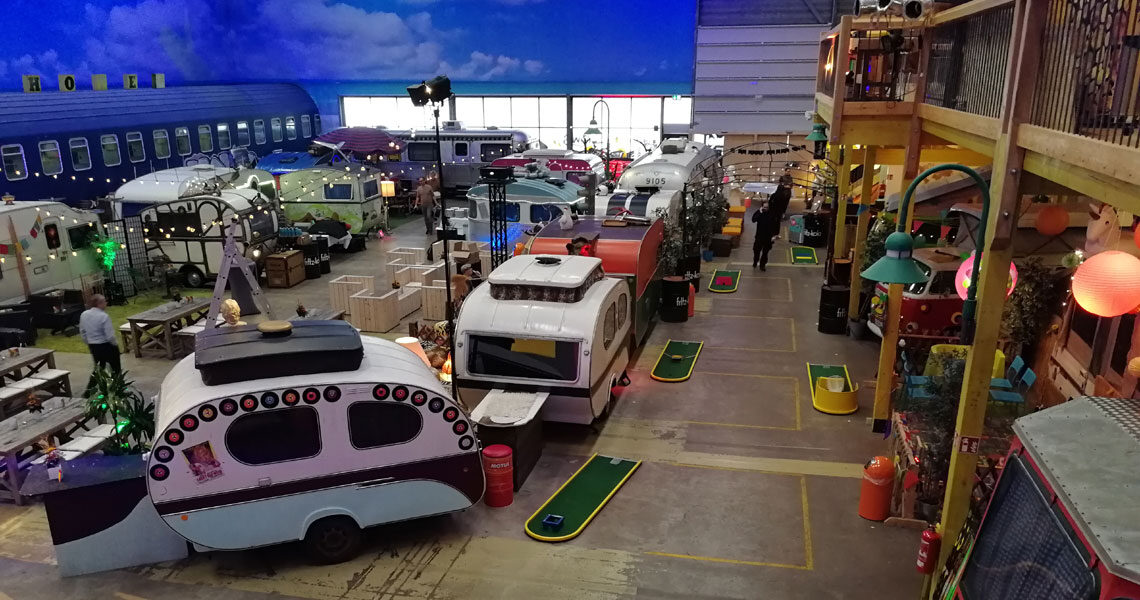 Mobile Minigolfbahnen in einer ungewöhnlichen Eventlocation mit Oldtimer-Wohnwagen