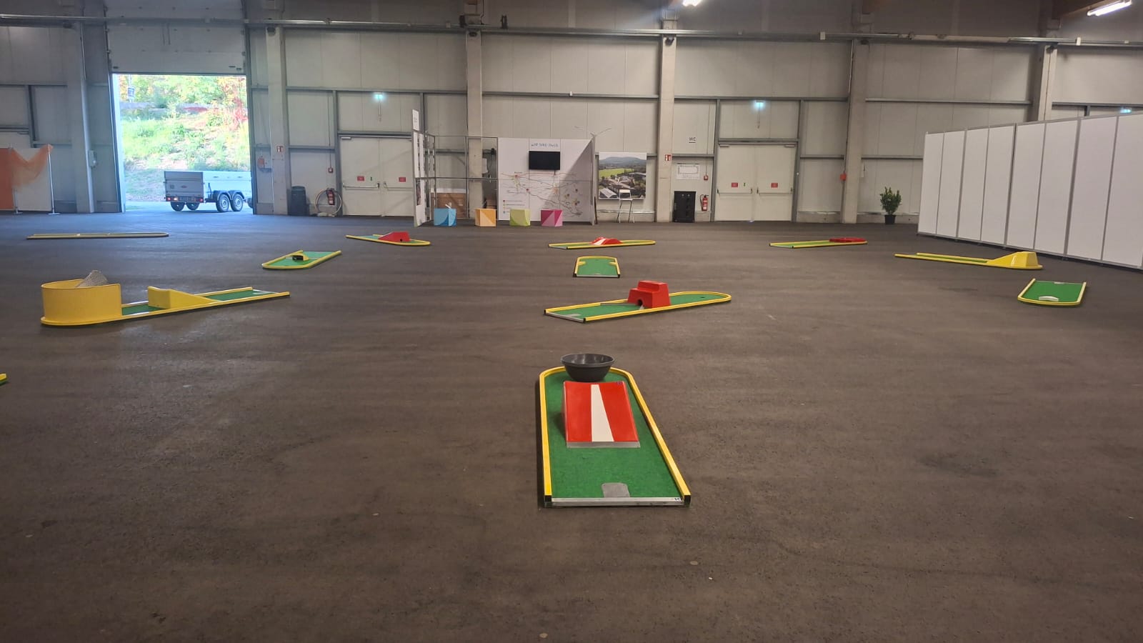 Mobile Minigolfbahnen in einer Lagerhalle