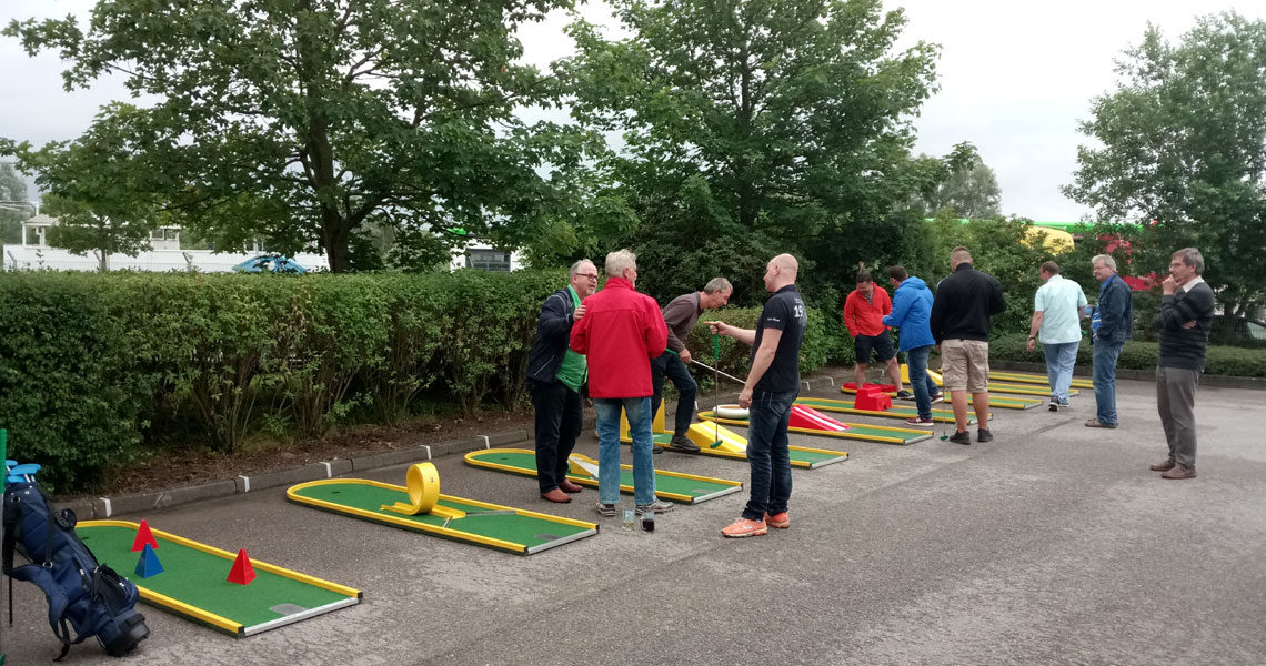 Fertig aufgebaute mobile Minigolfanlage mit mehreren Bahnen im Freien