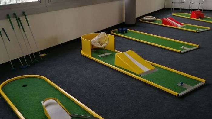 Minigolfbahn im Bürogebäude
