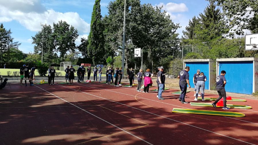Gäste spielen Minigolf bei einem Fest