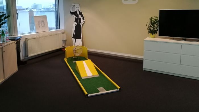 Bürominigolf zwischen den Arbeitsplätzen