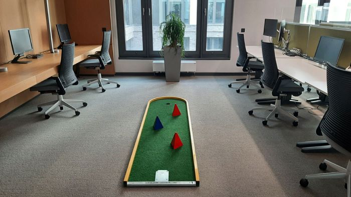 Minigolfbahnen in Büroräumen